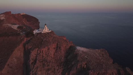 Faro-En-Lo-Alto-De-Un-Acantilado,-Al-Atardecer,-En-La-Isla-De-Santorini