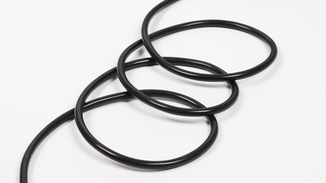 alambre negro aislado en blanco. vista lateral. movimiento de bucle. rotación 360.