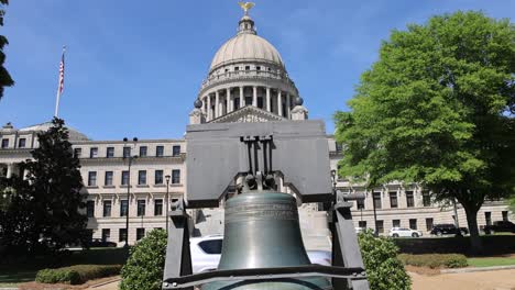 Edificio-Del-Capitolio-Del-Estado-De-Mississippi-En-Jackson,-Mississippi-Con-Inclinación-Hacia-Arriba-Desde-La-Campana