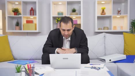 El-Hombre-Trabajador-De-Oficina-En-Casa-Ve-Su-Fracaso-En-La-Computadora-Portátil.