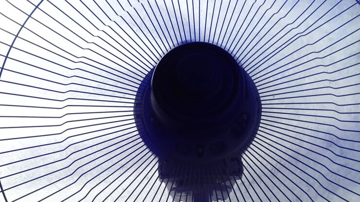 Pale di un ventilatore in movimento. Funzionamento del ventilatore.