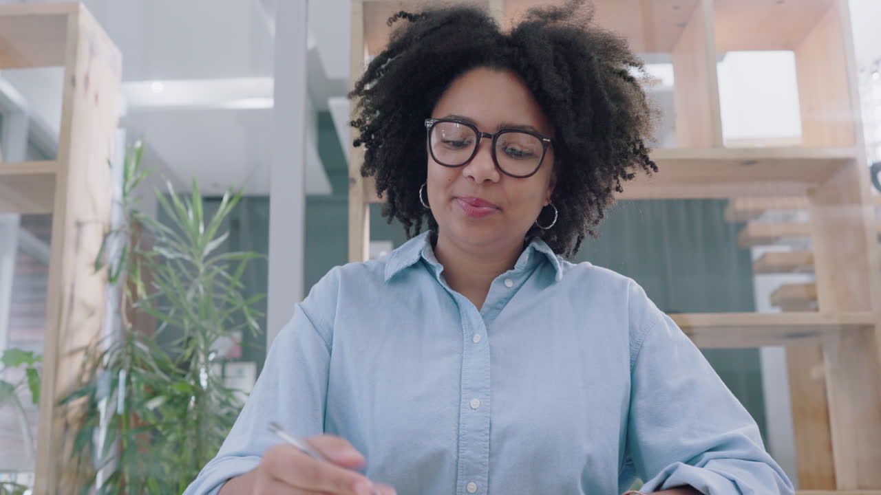 cara, onda y mujer diseñadora en videollamada