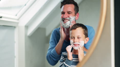 hijo, padre y crema de afeitar en la cara