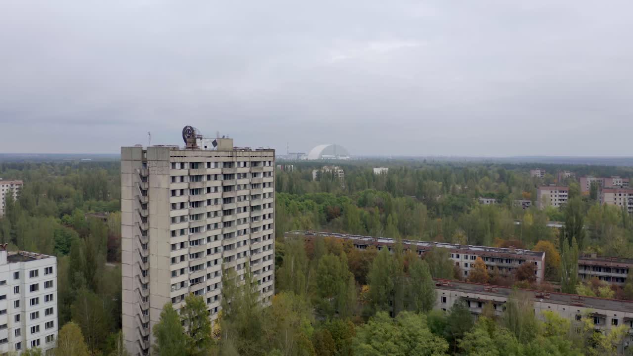 старые заброшенные здания в городе-призраке припять, украина - зона отчуждения чернобыльской катастрофы - беспилотник