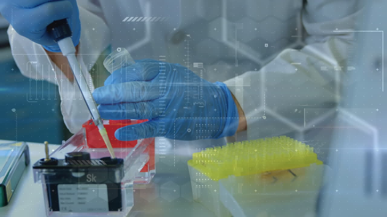 animación de la cadena de adn y procesamiento de datos sobre la sección media del científico que trabaja en el laboratorio