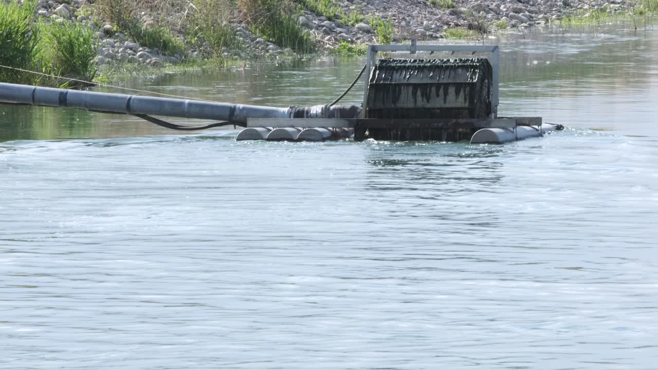 플로팅 코일 펌프는 수류 전력을 사용하여 관개를 위해 물을 들어 올립니다.