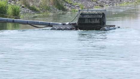 La-Bomba-De-Bobina-Flotante-Utiliza-La-Potencia-Del-Flujo-De-Agua-Para-Elevar-El-Agua-Para-El-Riego