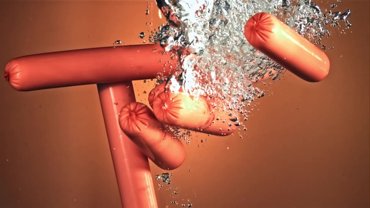 Würstel che cadono nell'acqua con bolle