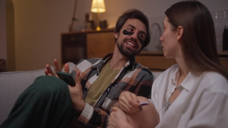 Coppia che si rilassa sul divano a casa