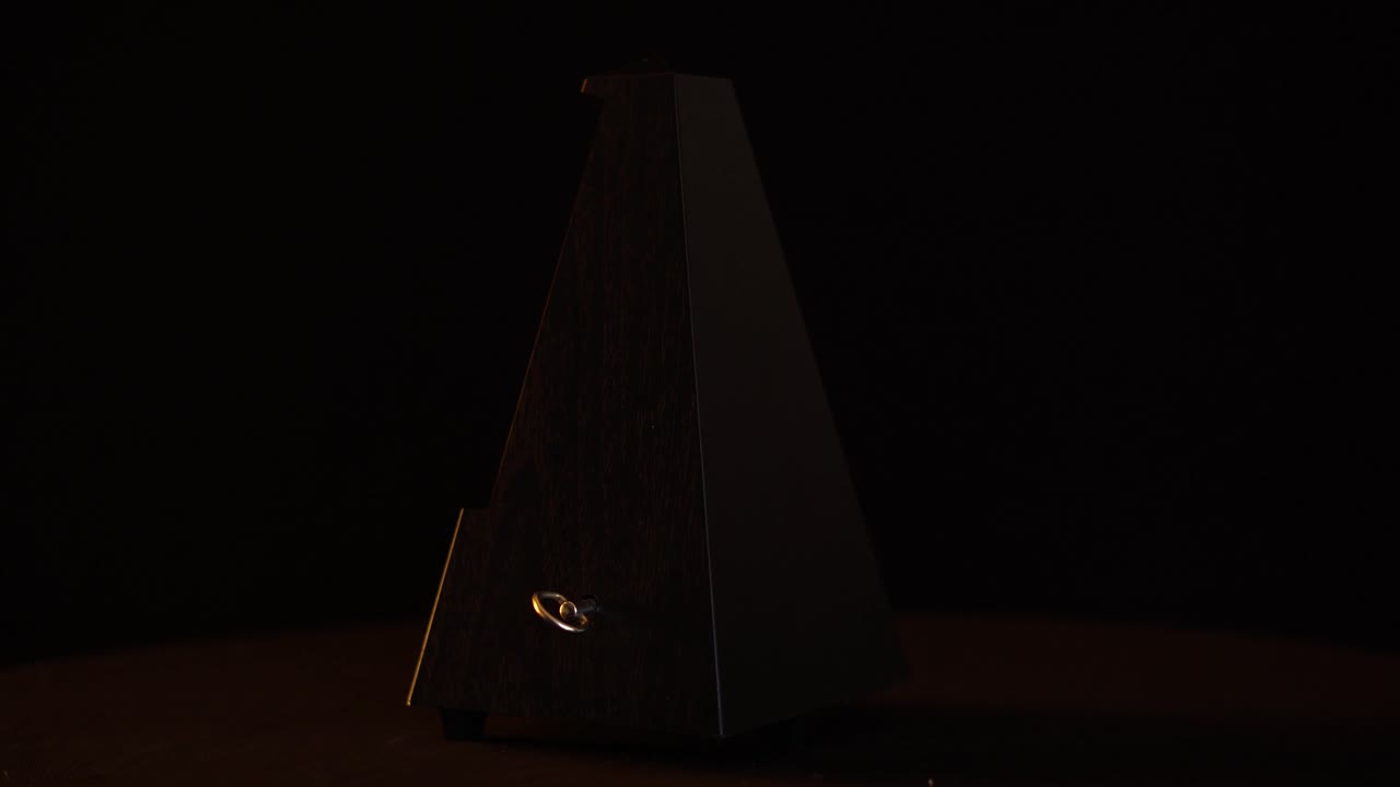 진자가 움직이는 메트로놈, 블랙 스크린에서 360도 회전 보기, 느린 리듬으로 연주되는 음악