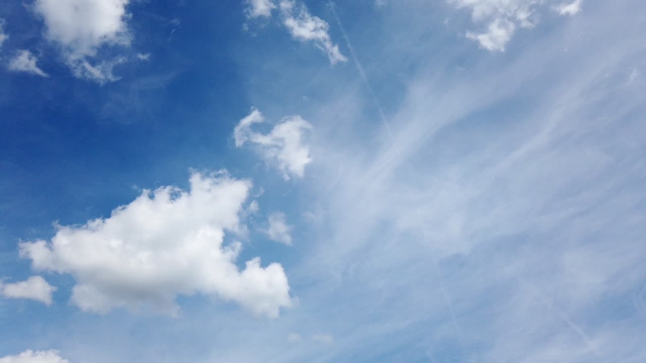 빠르게 움직이는 구름이 있는 푸른 하늘