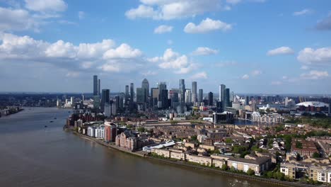 Luftaufnahme-Von-Canary-Wharf-In-London,-England-An-Einem-Sonnigen-Sommertag