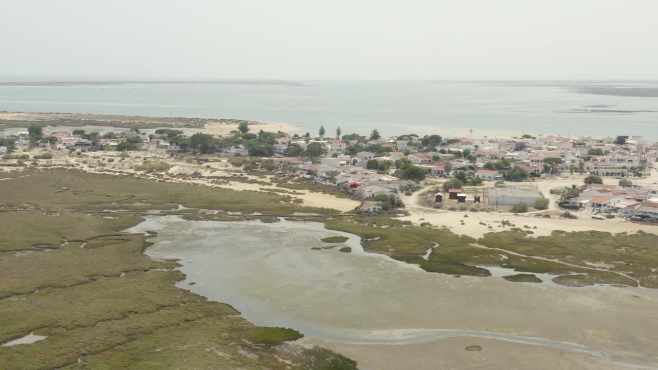 Algarve, Portugali – Näkymä rantataloista Armonan saarella – Ilmakuva panoroituna