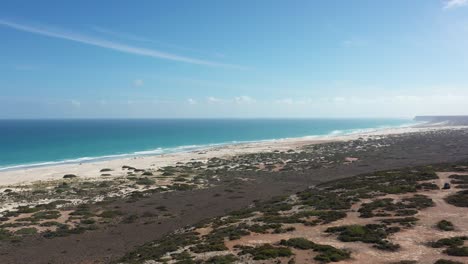 Excelente-Toma-Aérea-De-Un-Rv-Estacionado-En-El-Borde-De-La-Gran-Bahía-Australiana-En-El-Sur-De-Australia