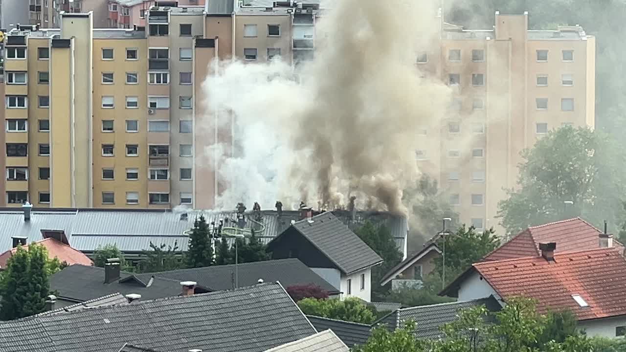 전문 소방관들이 불타는 태양광 패널을 꺼내고 있습니다.