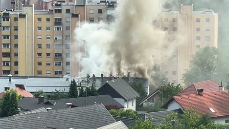 bombero profesional apagando paneles solares en el fuego