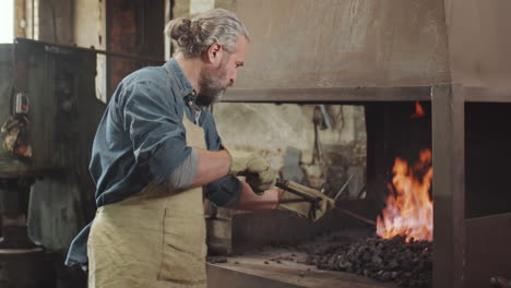 Herrero-Cuidando-El-Fuego-En-La-Fragua