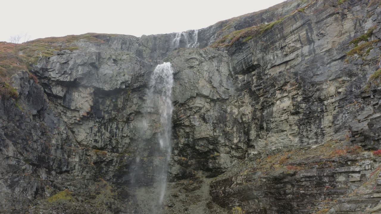 cascada en primer plano y en segundo plano en 29,97fps