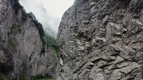 paisaje de cañón de montaña con niebla