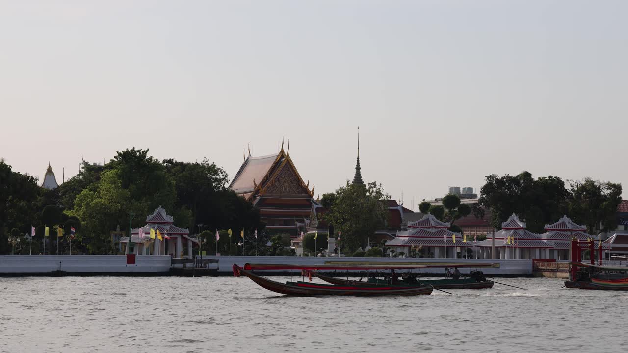 time-lapse de un barco que navega por un templo