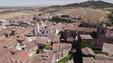 Vista-Lateral-Aérea:-Iglesias-De-San-Francisco-Javier-Y-San-Mateo,-Cáceres,-España