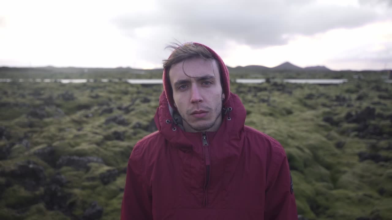 серьезный путешественник в скалистой горной долине