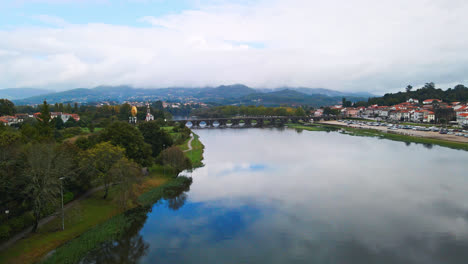 Atemberaubende-4K-Drohnenaufnahmen-Aus-Der-Luft-Eines-Dorfes-–-Ponte-De-Lima-In-Portugal-Und-Seines-Wahrzeichens-–-Einer-Steinernen-Römischen-Brücke-über-Den-Fluss-Lima