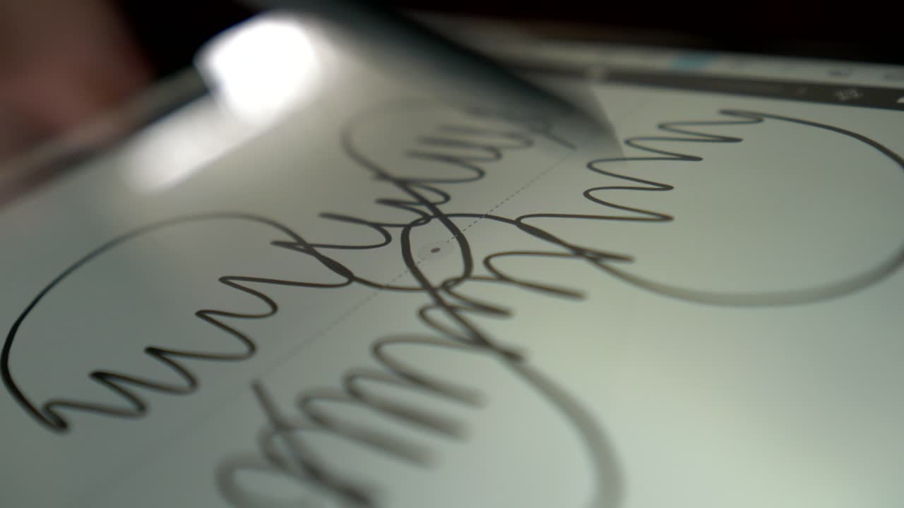 крупный план цифрового художника, рисующего стилусом на планшете линию симметрии