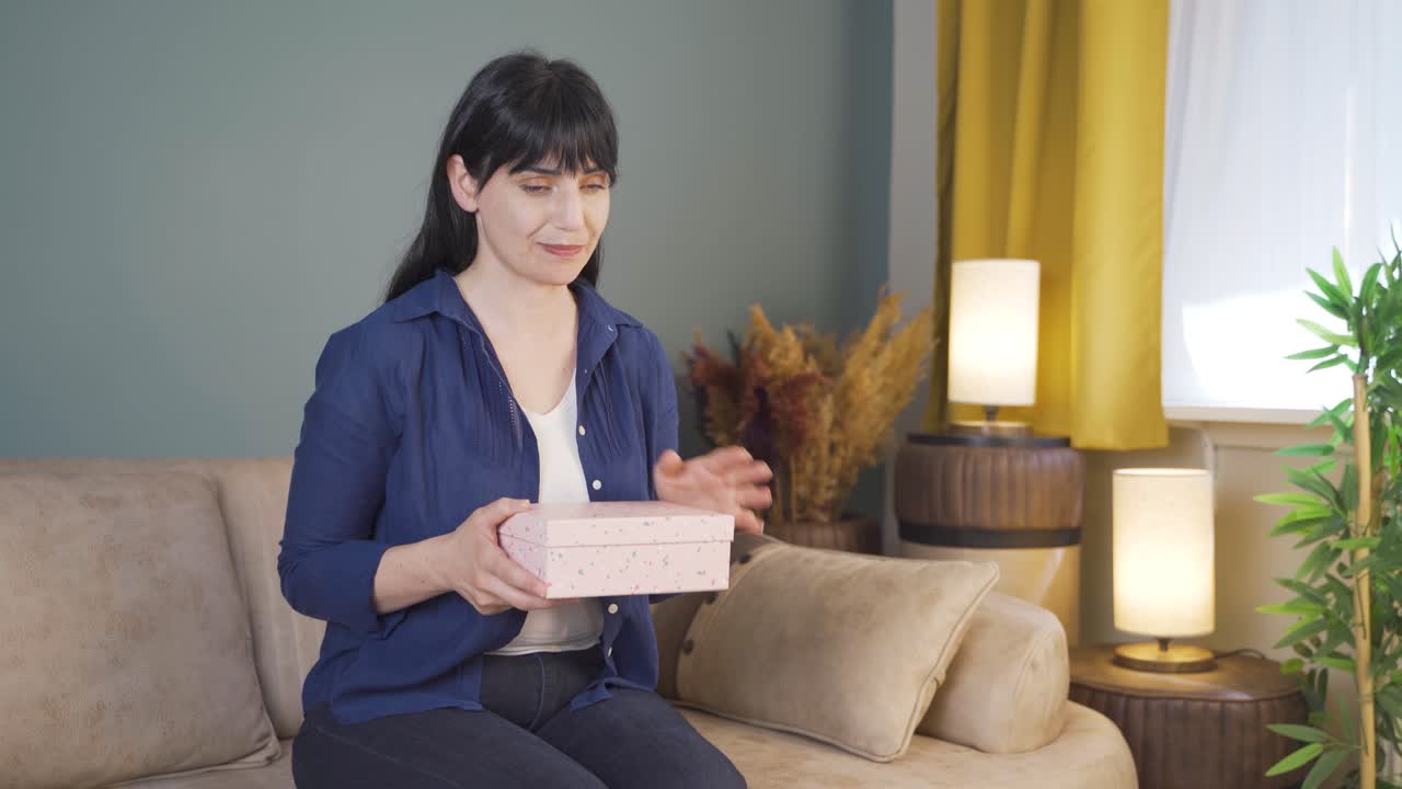 선물 상자를 들고 누군가를 기다리는 여자.