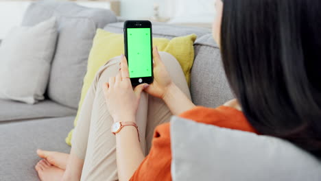 Smartphone-mockup,-sofa-woman-and-green-screen