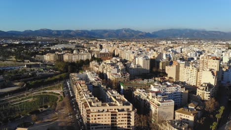 imágenes de drones sobre palma de mallorca con colinas al fondo