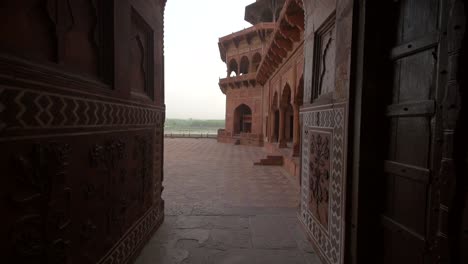 schwenk durch einen korridor in indien