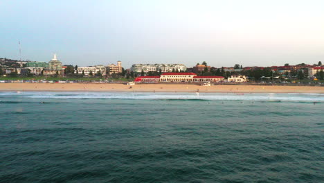 Drohnenverfolgung-Links-Neben-Bondi-Beach-Am-Frühen-Morgen,-Sydney,-Australien