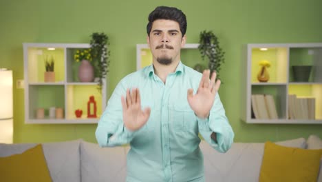 el hombre alegre está bailando.