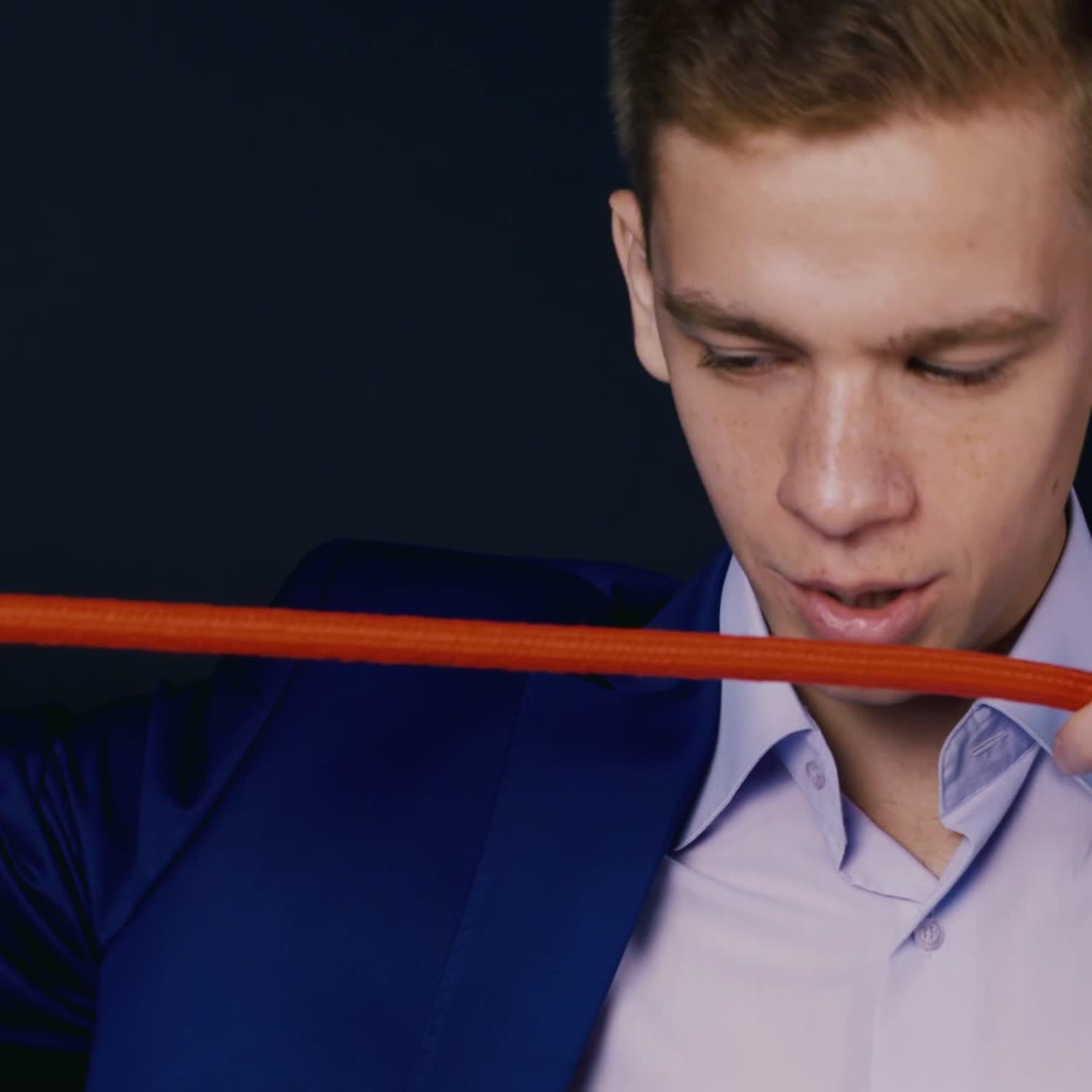The magician does tricks with a rope
