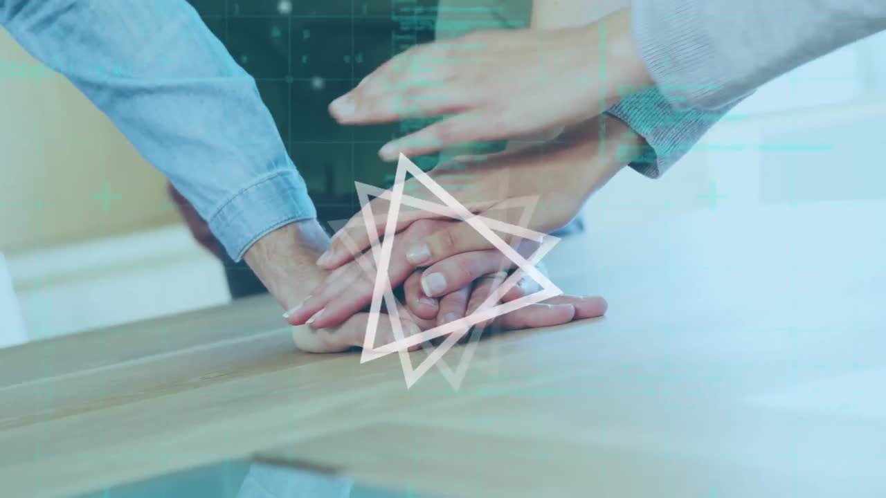 animación de triángulos y procesamiento de datos sobre personas apilando a mano