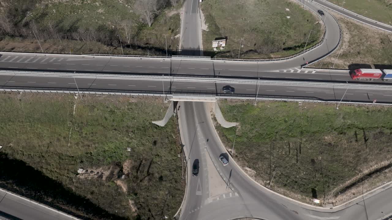 altamura, horizonte de italia con carretera y tráfico con video de drones que muestra vehículos y ciudad reveladora