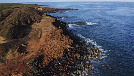 Excelente-Toma-Aérea-De-La-Costa-Rocosa-Y-El-Océano-De-Papohaku,-Hawaii