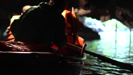 remando a través de una cueva con chalecos salvavidas