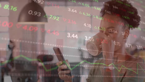 animación del procesamiento de datos financieros sobre una mujer de negocios afroamericana en la oficina
