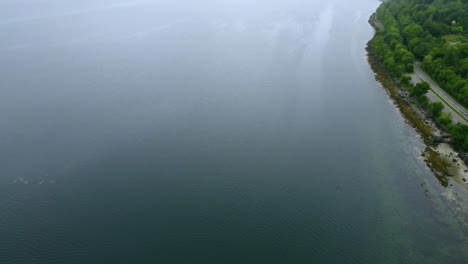 agua azul y clara y la costa de la isla revelada a través de las nubes