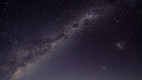 timelapse de una galaxia moviéndose en el cielo nocturno