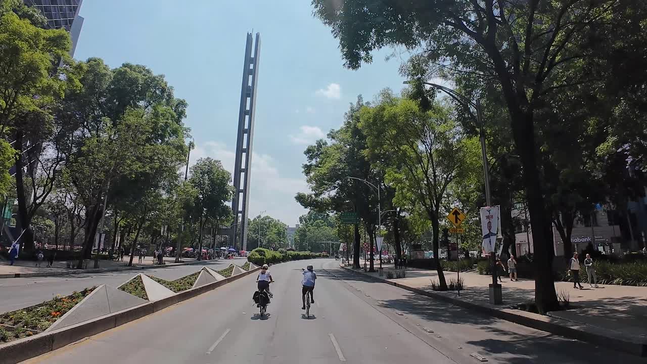 Cycling on Paseo de la Reforma in Mexico City