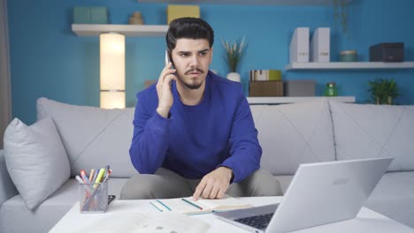 un joven empresario que trabajaba en una computadora portátil fracasó.