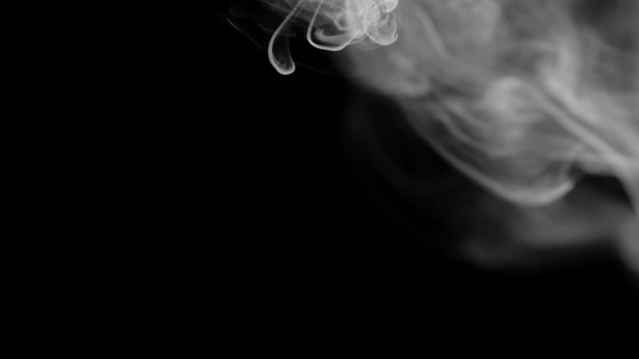 백색 연기가 천천히 느린 동작으로 떠다니고 있습니다.