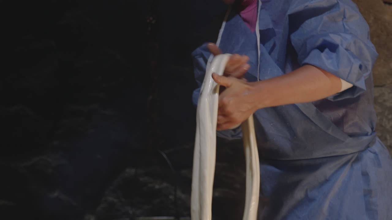 전통적인 스트링 치즈로 작업하는 chobareti mekhetian 집에서 온 사람