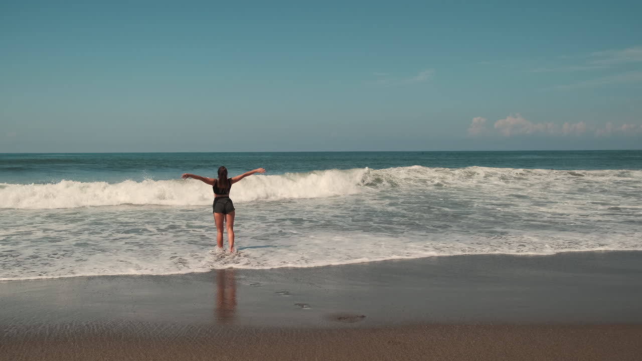 해변 에서 파도 를 즐기는 여자