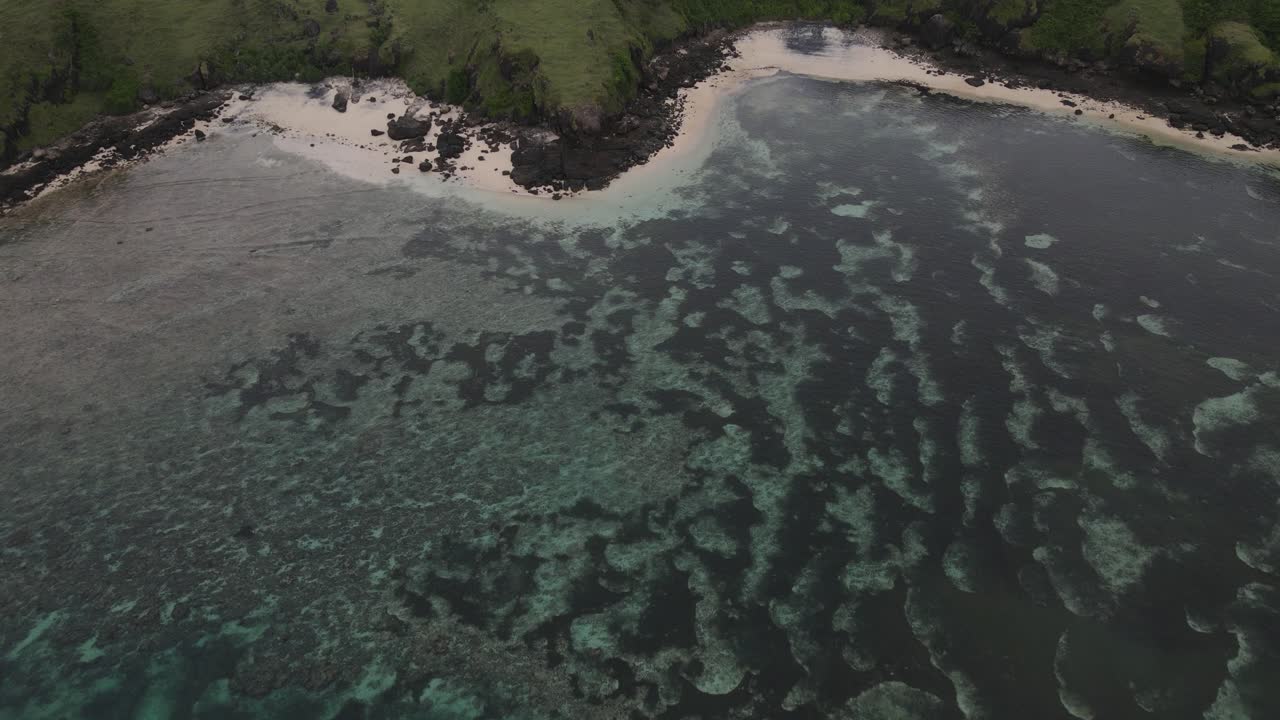 Vista aerea di costa tropicale con acque cristalline e barriera corallina