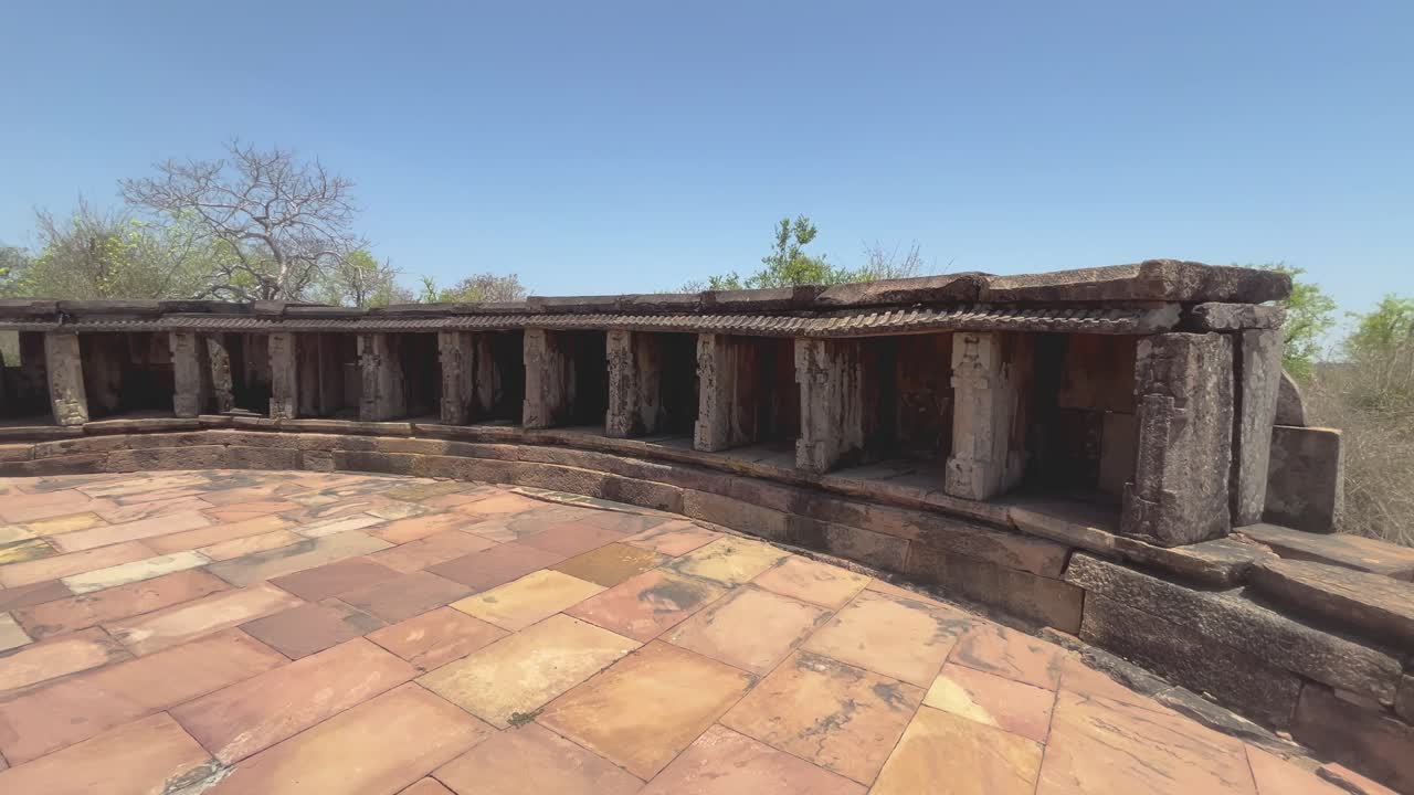 pan shot de un antiguo templo en dudhai lalitpur de uttar pradesh india