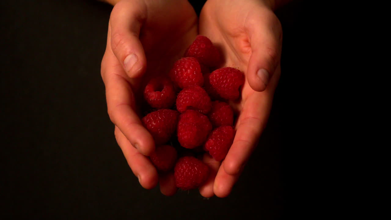 손에서 라즈베리를 흘리는 여자